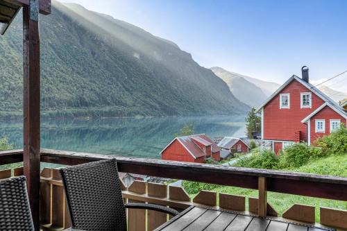 Fjaerland House | Cabin alongside the beautiful fjærlandsfjord