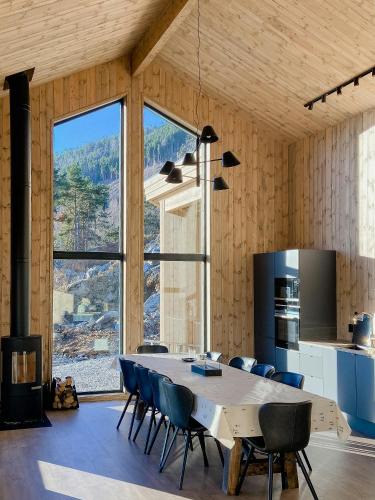 Luster House | Cabin Embraced By Extrairdinary Nature