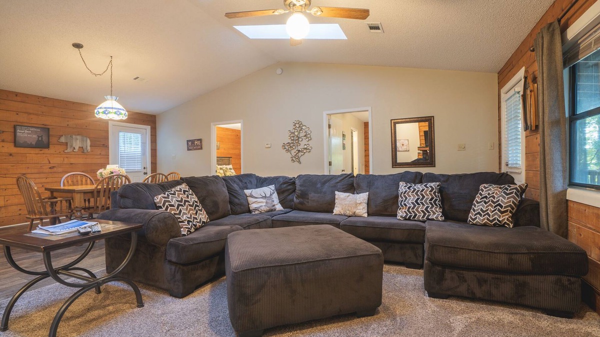 Royal Cabin | Cabin H at Safe Harbor Brady Mountain on Lake Ouachita!
