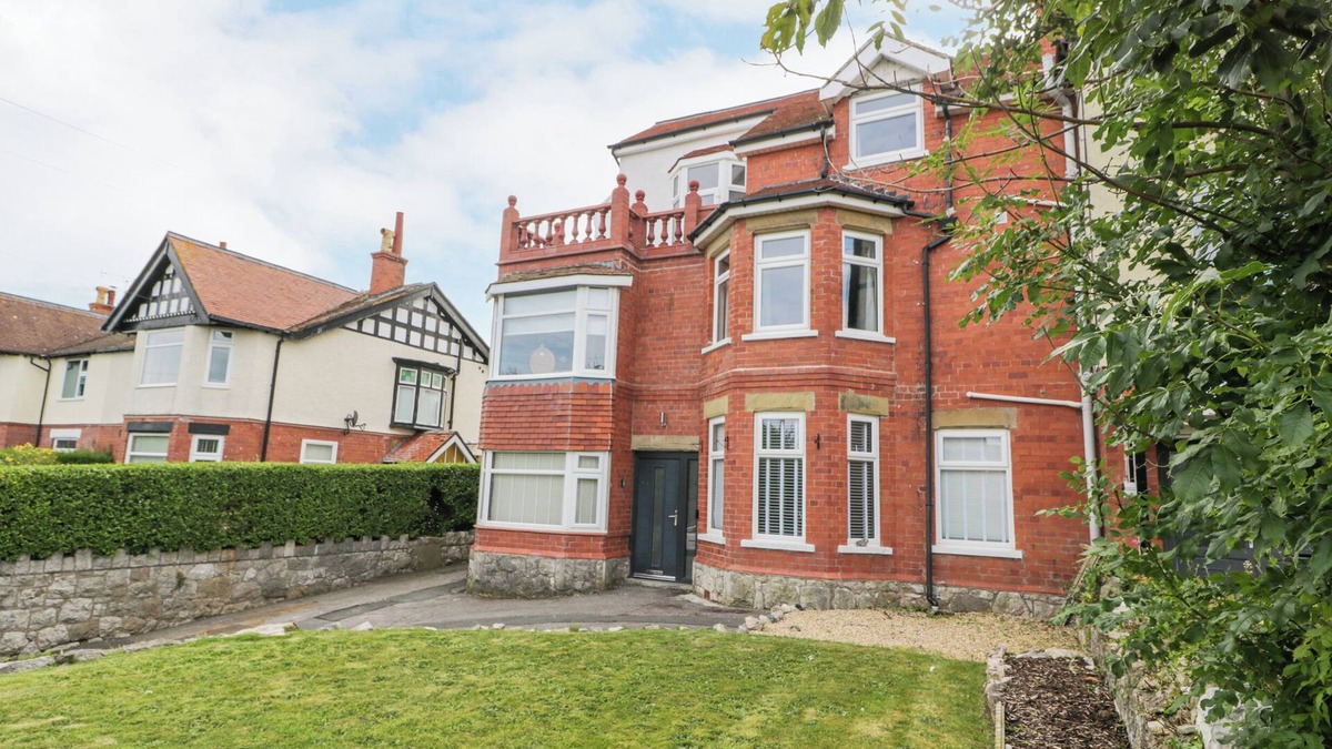 Rhos on Sea House | CABIN HILL, pet friendly, character holiday cottage in Rhos-On-Sea