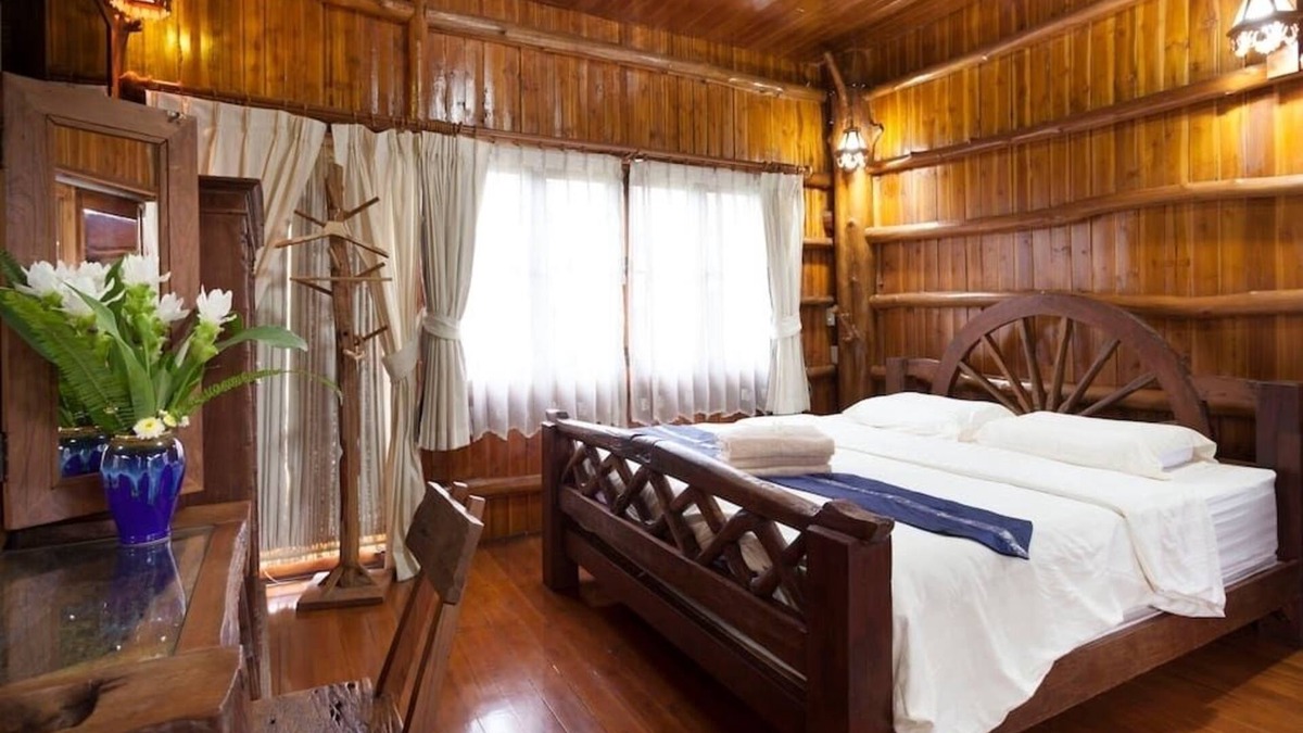 Wua Lai Cabin | Cabin Home w/Beautiful Garden Old Town