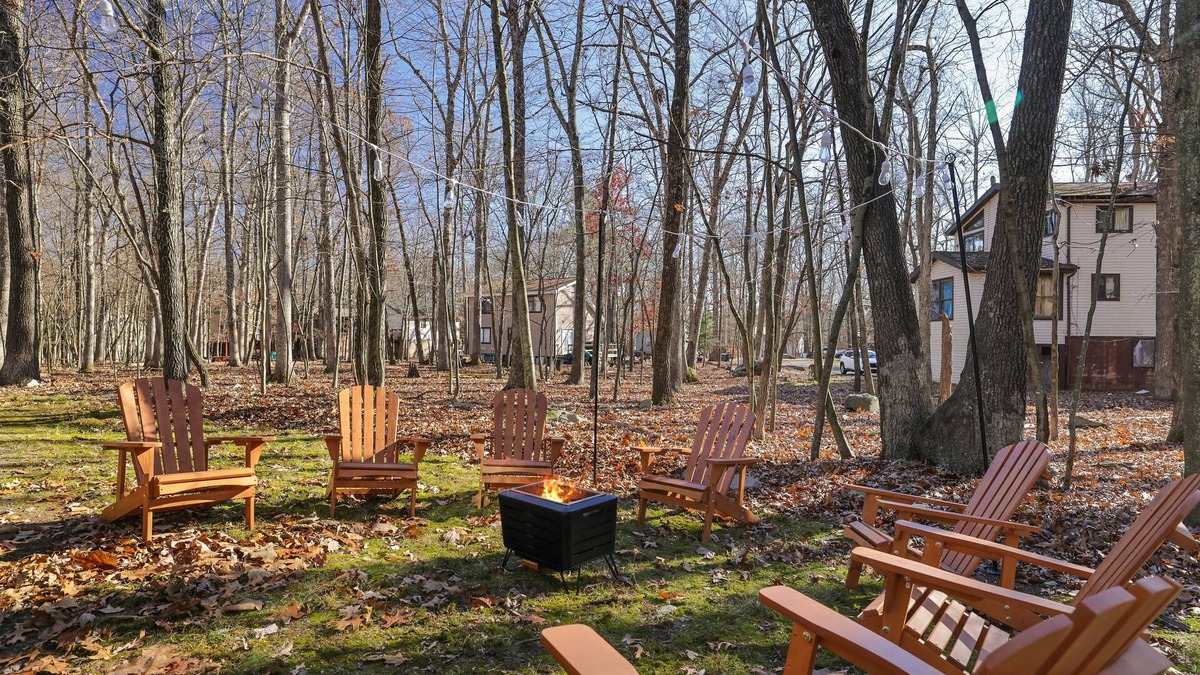 East Stroudsburg House | Cabin In Nature, Pool, Lakes, Playgrounds, Minutes To Downtown Stroudsburg!