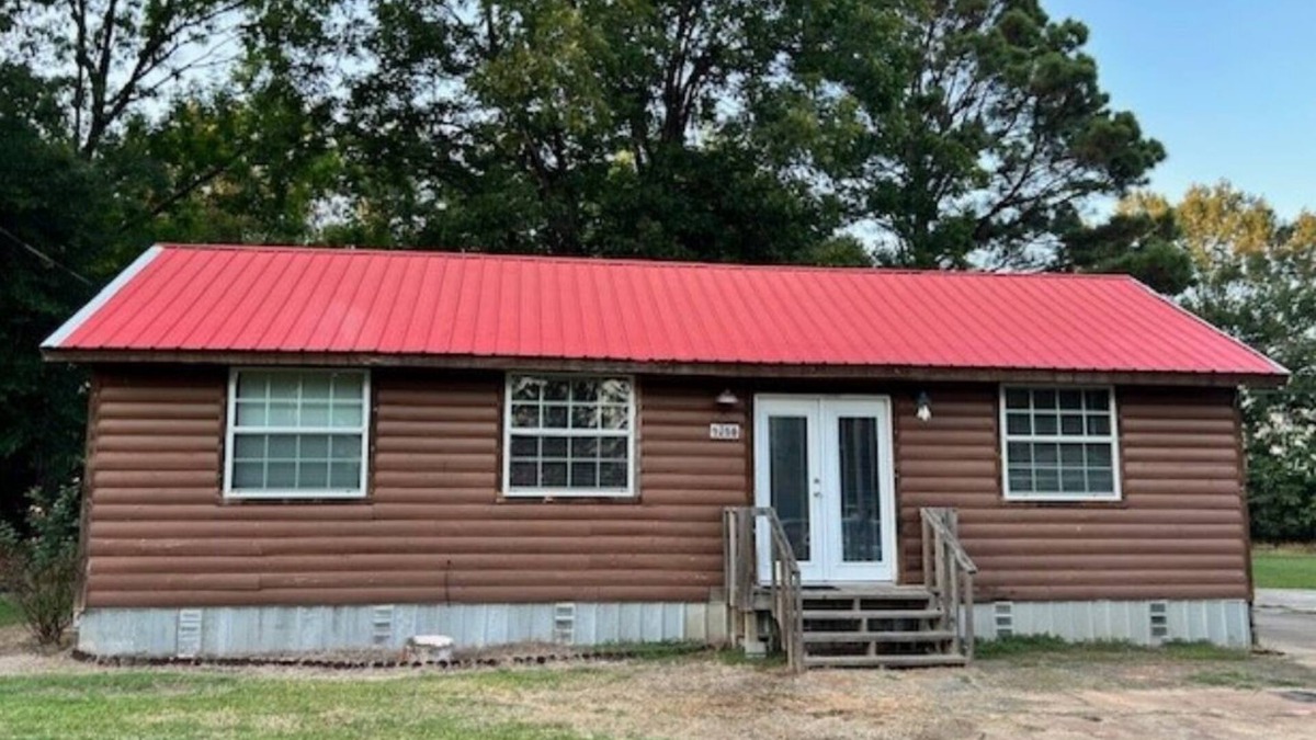 Ashdown Cabin | Cabin in the middle of town, near the amenities,but hidden on a dead end street.