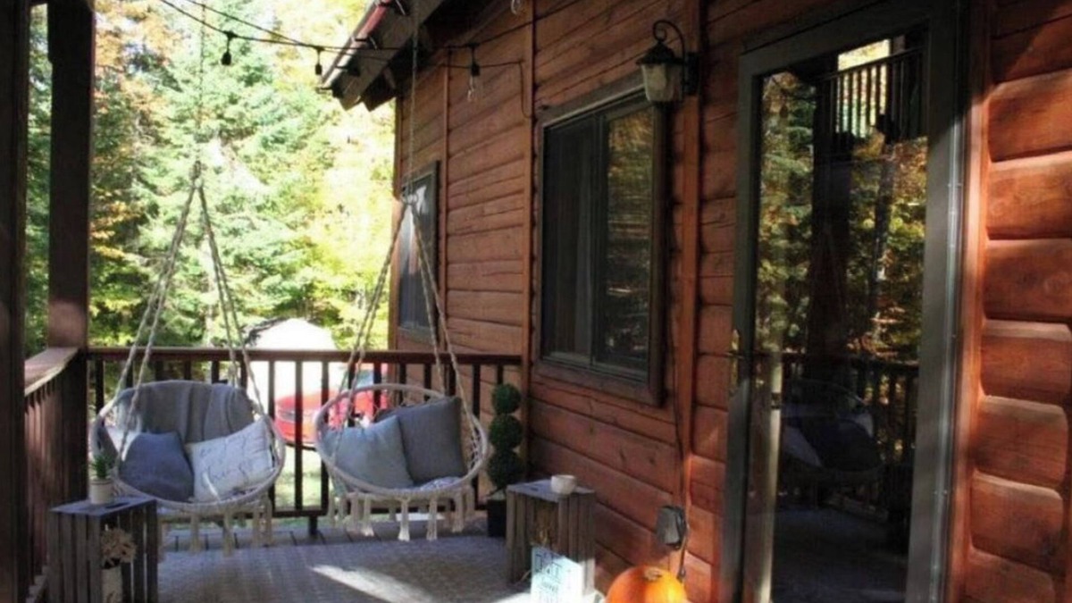 Munising Cabin | Cabin in the woods, 10 minutes to Pictured Rocks! Peaceful and cozy getaway