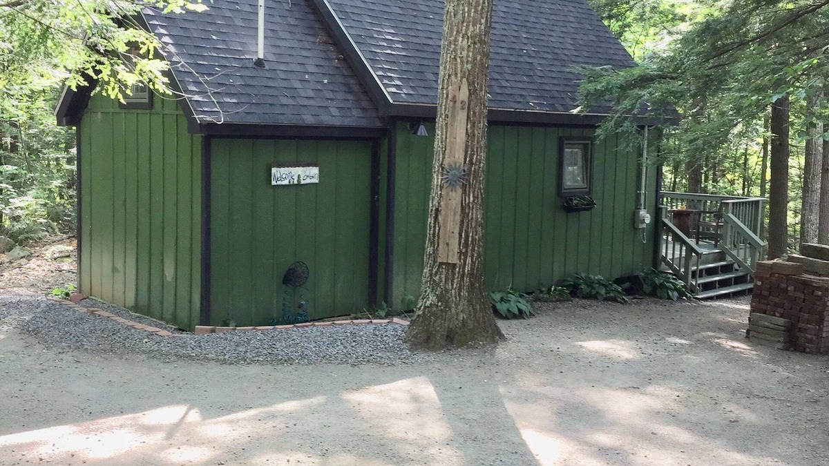 Manchester Cabin | Cabin in woods, with row to the lake