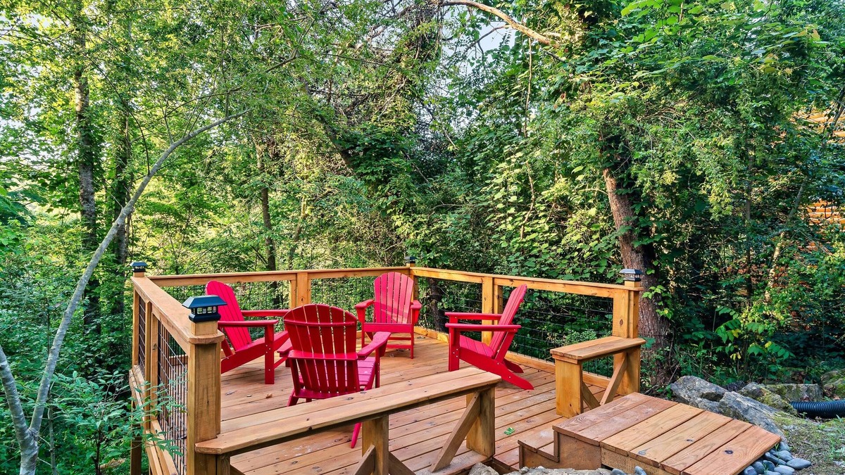 Sevierville Cabin | Cabin-king master, 2 bath, private loft w/queen & twin, HOT TUB, flat driveway