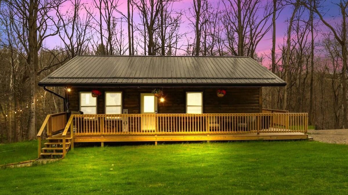 Logan Cabin | Cabin-King/Queen Bed, Hot Tub Fire Pit,Games Wifi