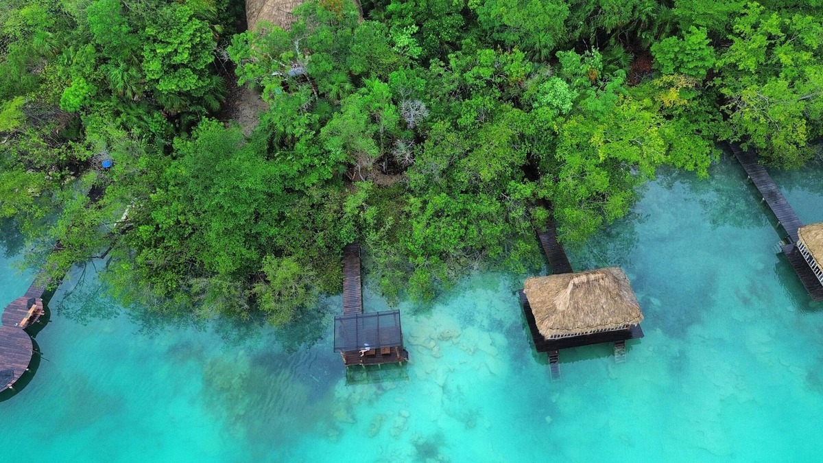 Pedro A. Santos House | Cabin located on the shore of the Laguna de los Siete Colores