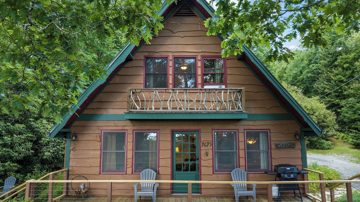 Blowing Rock Cabin | Cabin near BR/Boone, fire pit, WIFI, secluded, nearby hikes, and VIEWS!