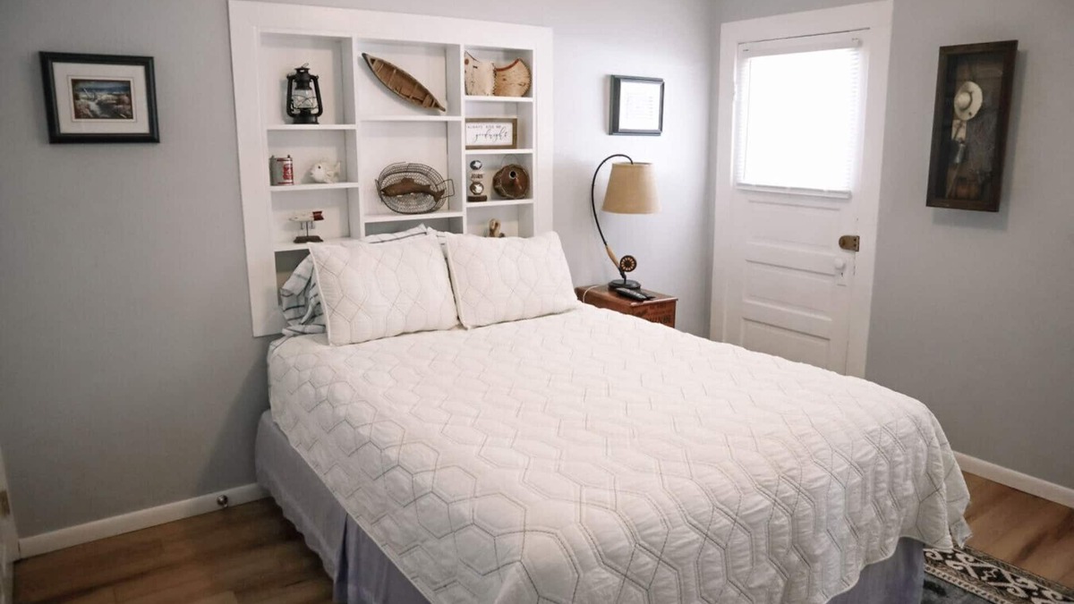 Bellevue Cabin | Cabin near Mississippi with Pickleball court - Froggy's Hideaway