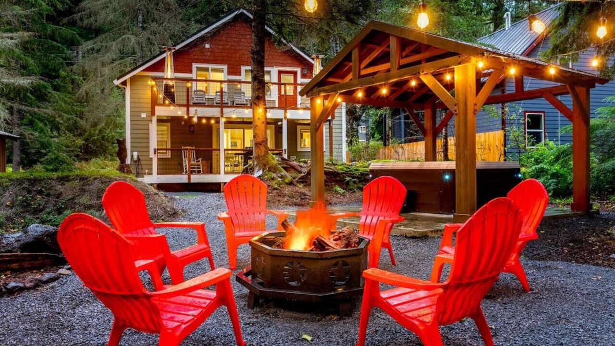 Paradise Estates Cabin | Cabin near Mt Rainier w/Jetted Tub, Hot Tub, EV!
