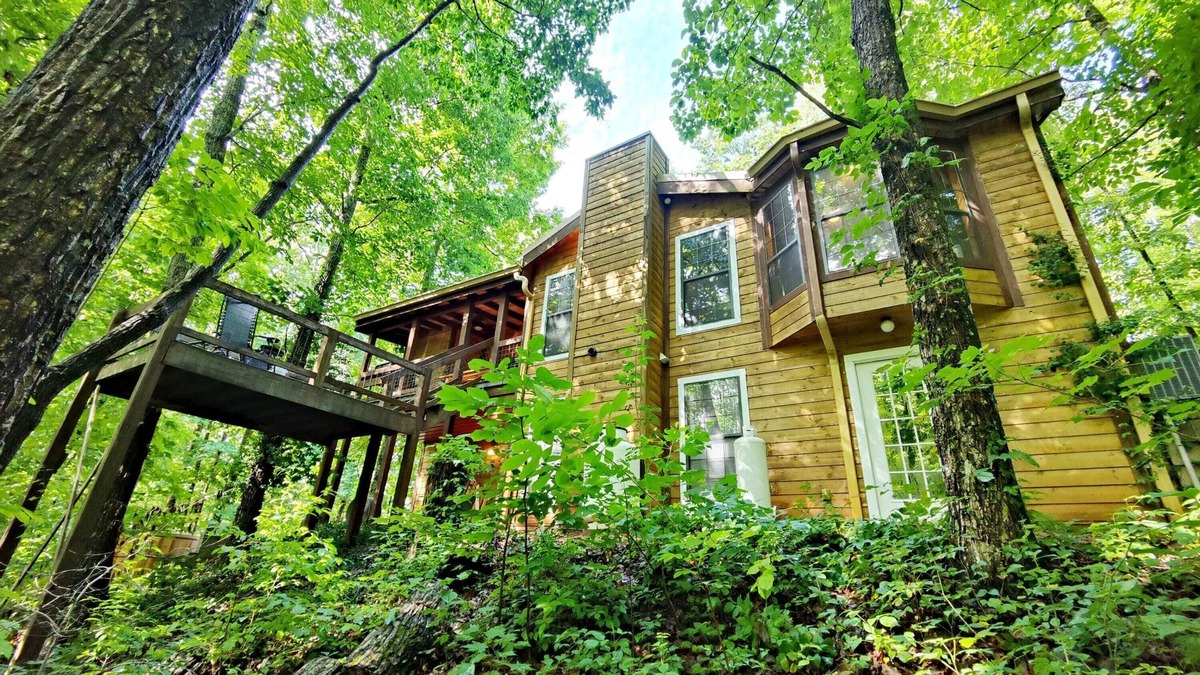 Monteagle Cabin | Cabin Nestled in the Trees. Firepit and Hot Tub!