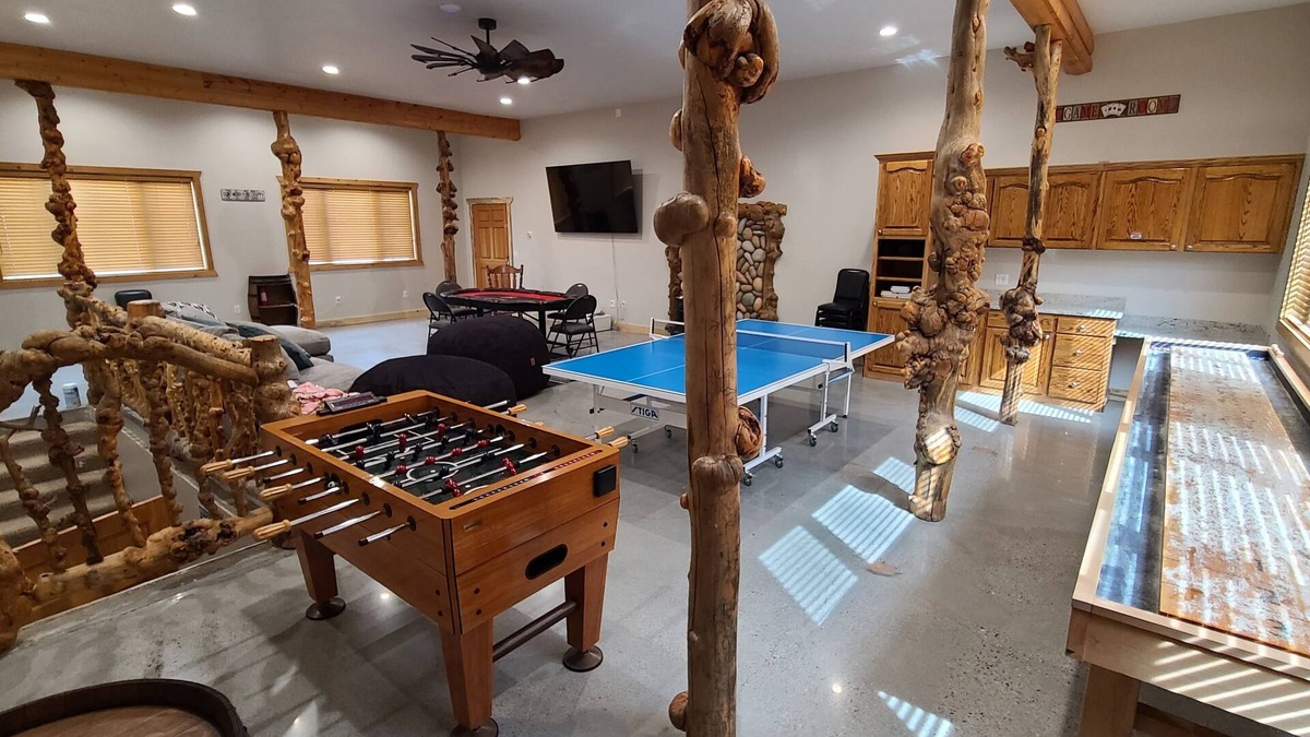 Irwin Cabin | Cabin on Creek W/fire pit close to Ski, boat, fishing, Hike with large game room