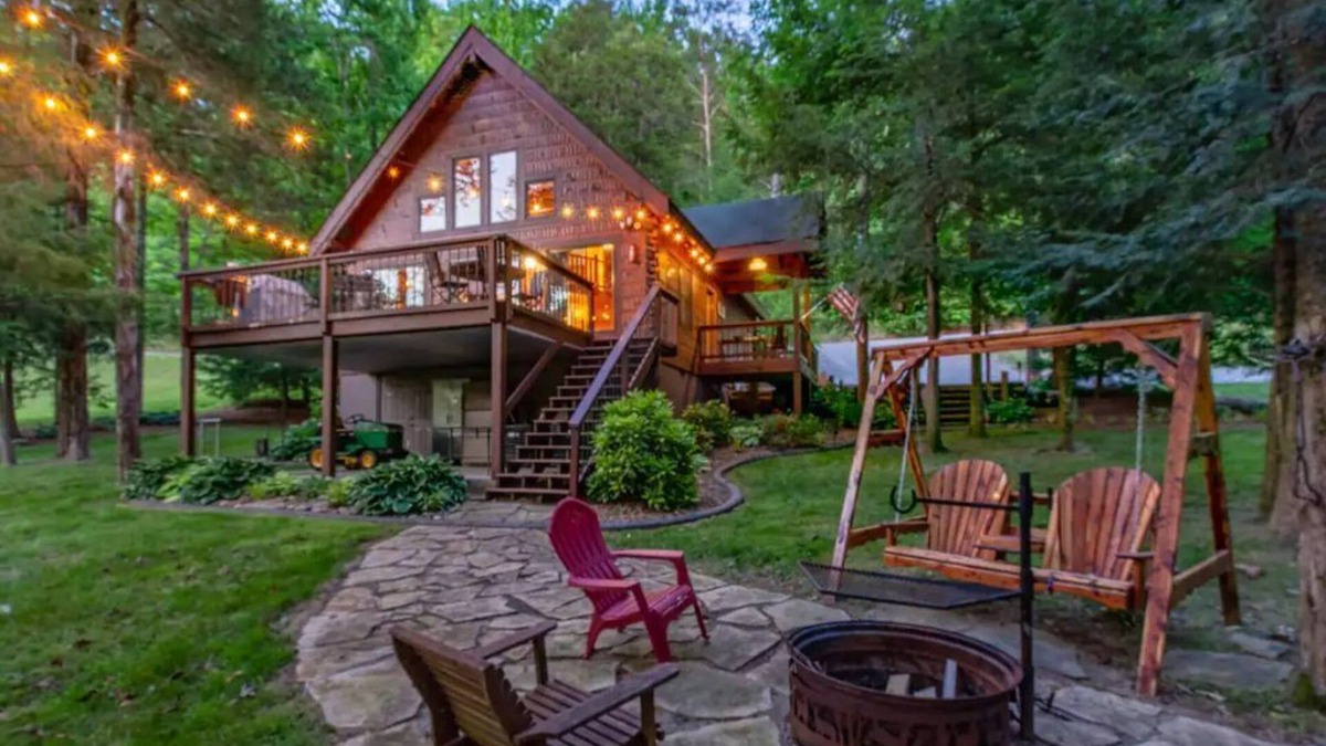Albany Cabin | Cabin on Dale Hollow - Park your boat on shore and walk up to the cabin.
