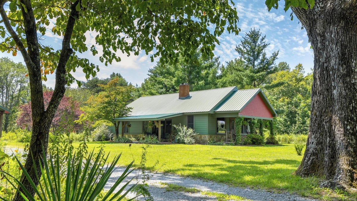 Rising Fawn Cabin | Cabin on the Crook: private, pet friendly residence alongside a nature preserve