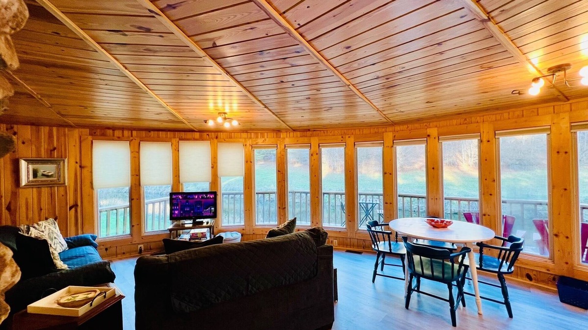 Boone Cottage | Cabin on the New River with large deck to enjoy!