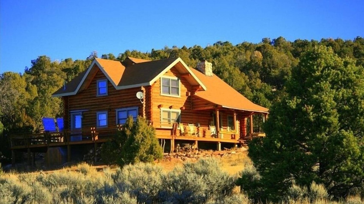 Spanish Valley Cabin | Cabin overlooks Moab and appeals to folks wanting to experience peace & quiet.