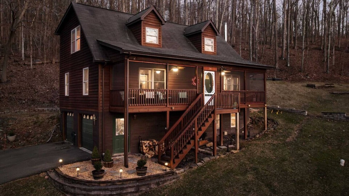 Linden Cabin | Cabin Retreat in Virginia Wine Country – Hot Tub, Theater Room & Pet-Friendly