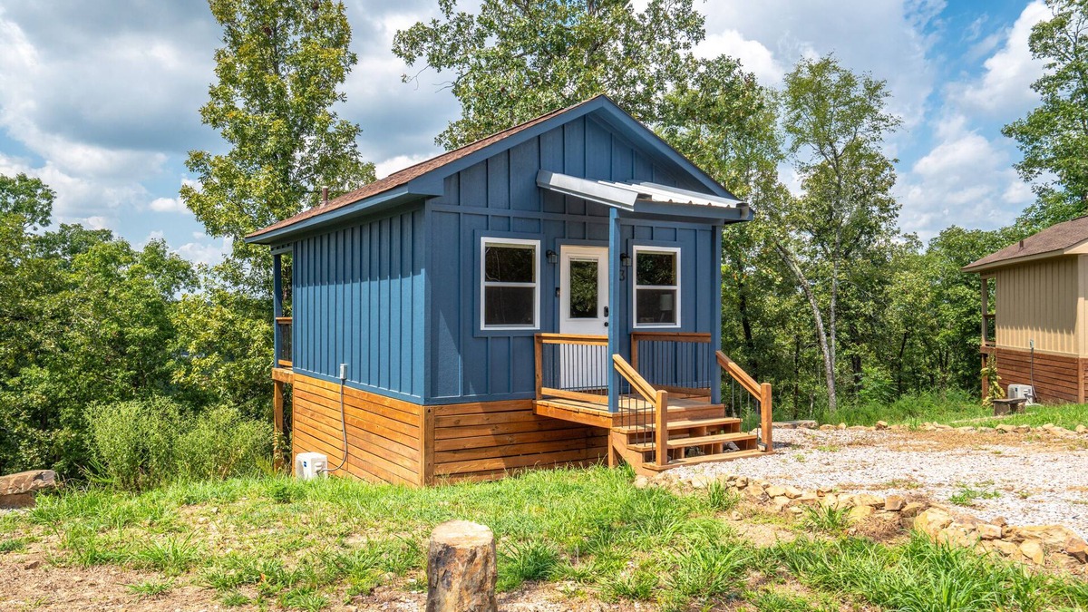 Rockwell Cabin | Cabin #3 @ Rock Creek Cabins! King Bed! 15 min. from Hot Springs National Park!