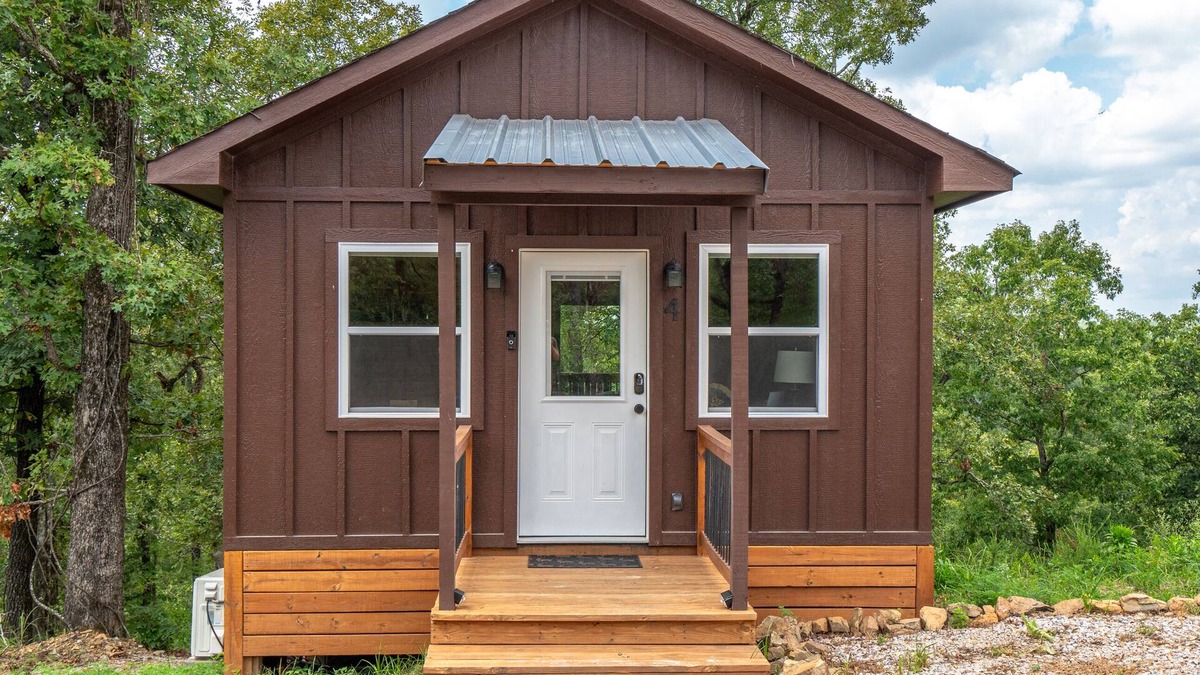 Mid America Cabin | Cabin #4 @ Rock Creek Cabins! Kin Bed! 15 min. from National Park! Pet Friendly!
