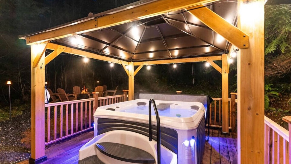 Paradise Estates Cabin | Cabin w/Covered Hot Tub, Firepit, EV, generator, 5 miles to Mt Rainier entrance