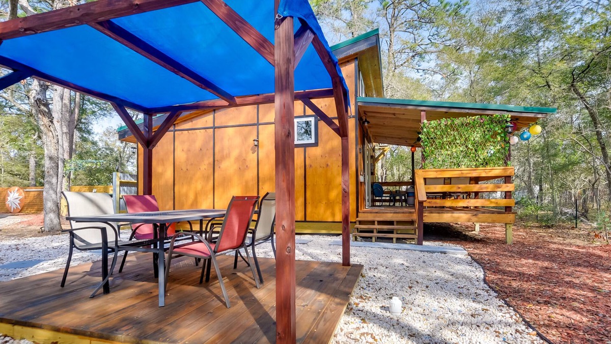 Supply Cabin | Cabin w/Deck & Fire Pit: 2 Mi to Holden Beach!