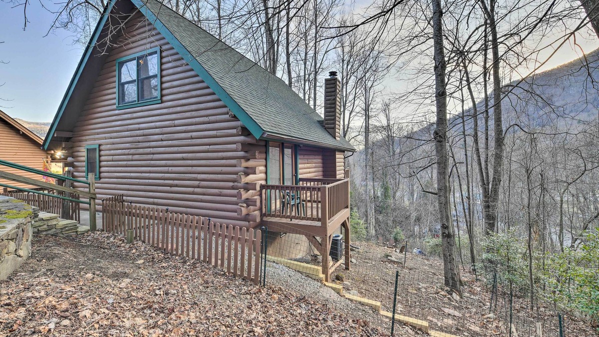 Valley Creek Run Cabin | Cabin w/Fire Pit: 5 Mi to Cataloochee Skiing