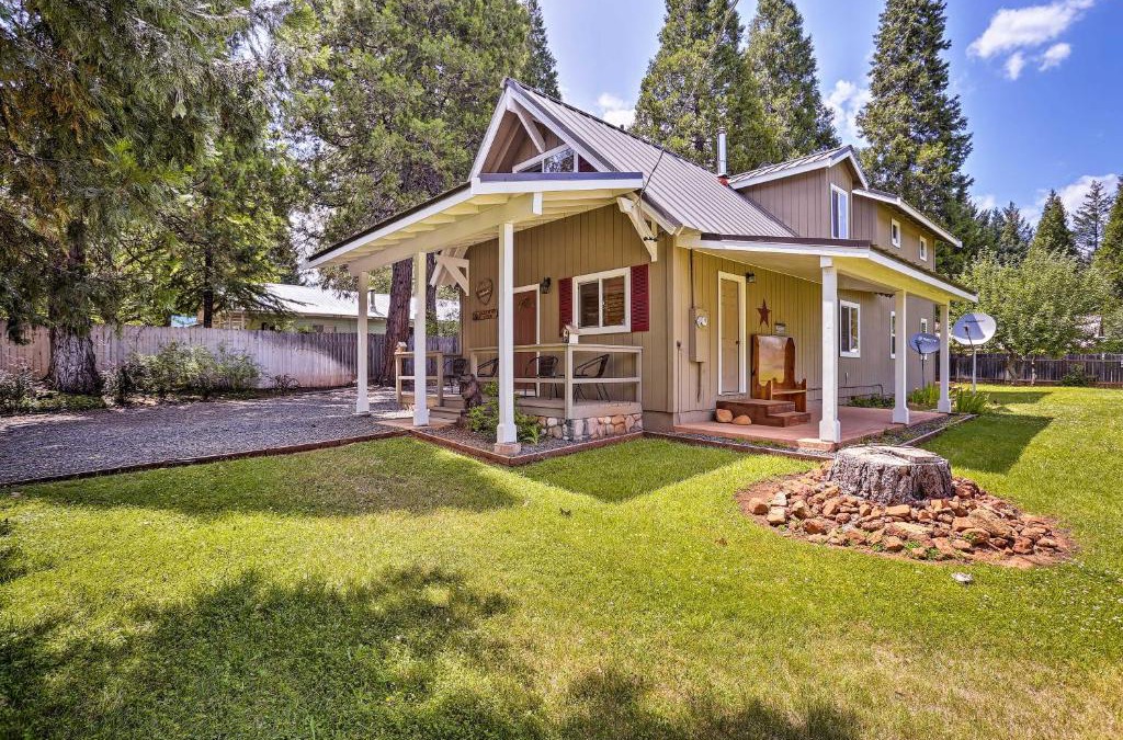 Trinity Center House | Cabin with Backyard Space - half Mi to Trinity Lake!