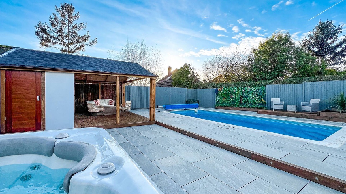 Fareham Cabin | Cabin with Hot Tub & Heated Swimming Pool