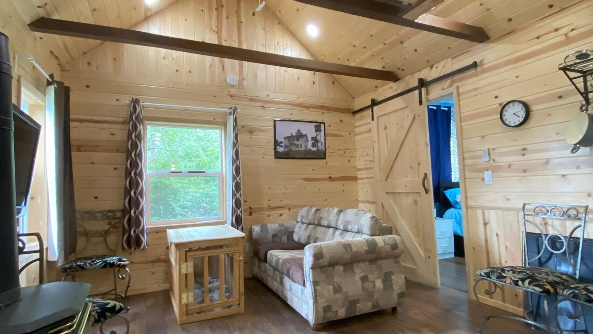 Depoe Bay Cabin | Cabin with loft & gas fireplace, walking distance to harbor