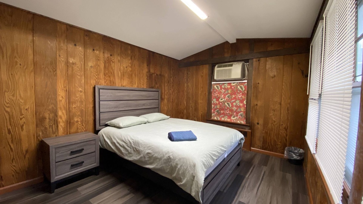 Queens House | Cabine looking-like PRIVATE room in a house, near by Forest Park in Kew Gardens