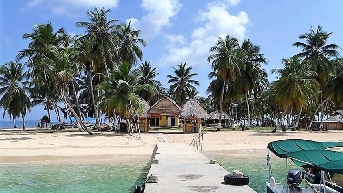 Carti Tupile Hotel | Cabins in Aguja Island