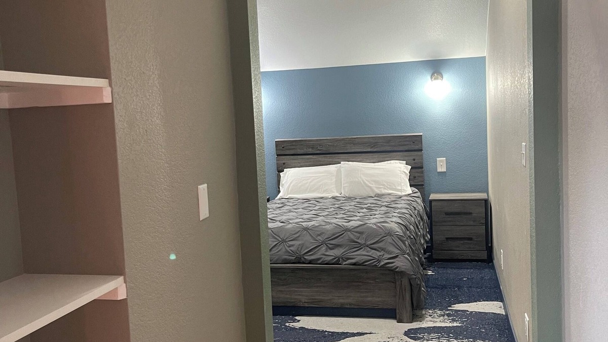 Longmont Hotel | Cabins on Main Longmont