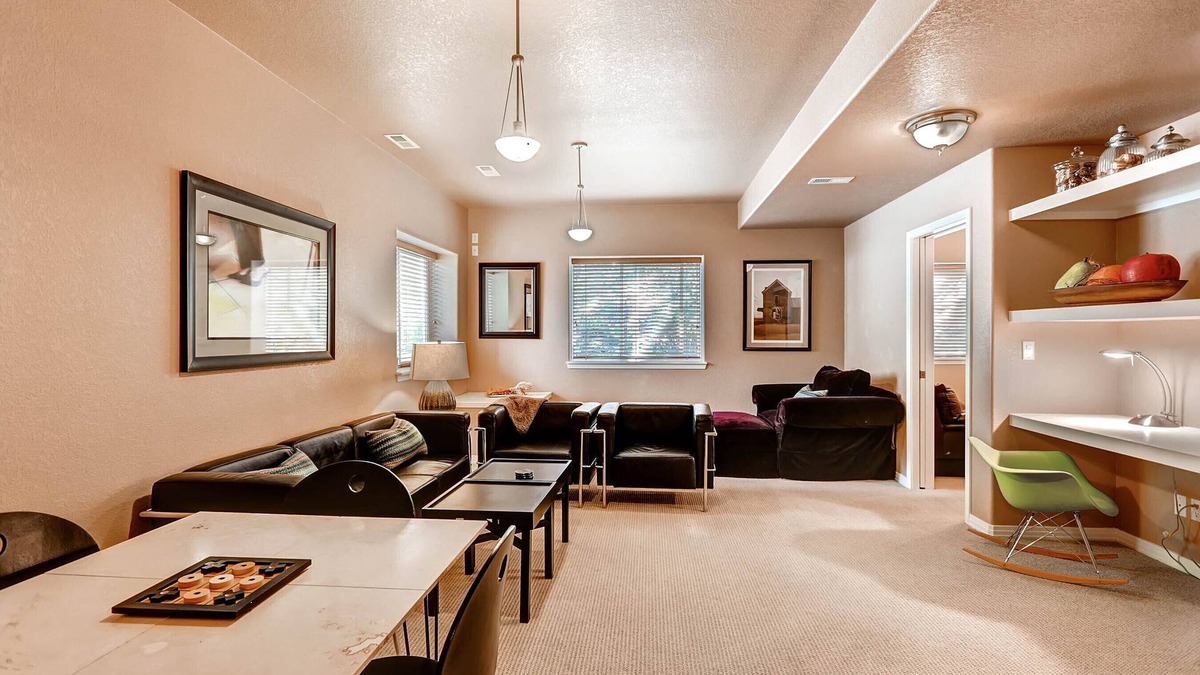 Superior Apartment | Cable TV, free WiFi, patio, washer dryer, private, close to everything