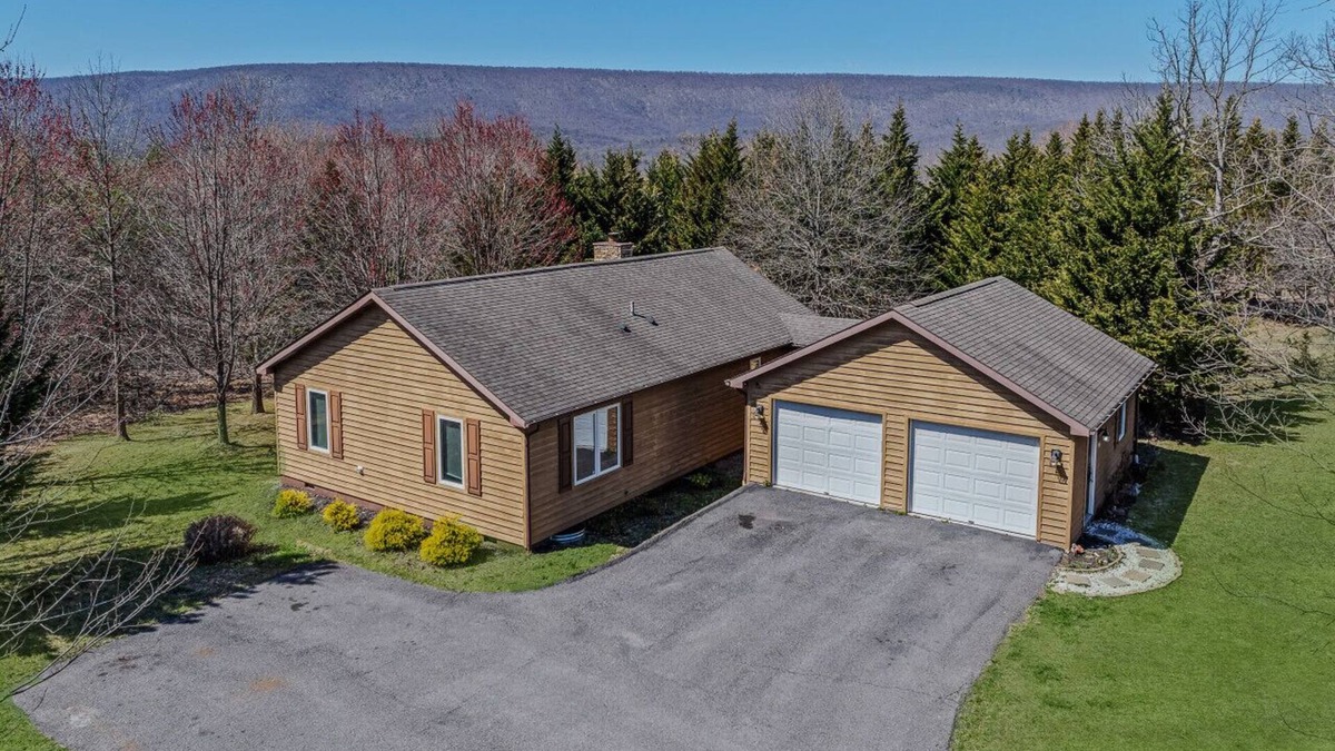 Berkeley Springs House | Cacapon Connected - wifi, fire pit, deck, king bed, game room, nearby golf