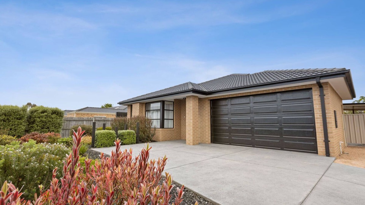 Eagle Point House | Caddie Corner - Relax in the spacious and tastefully decorated living areas