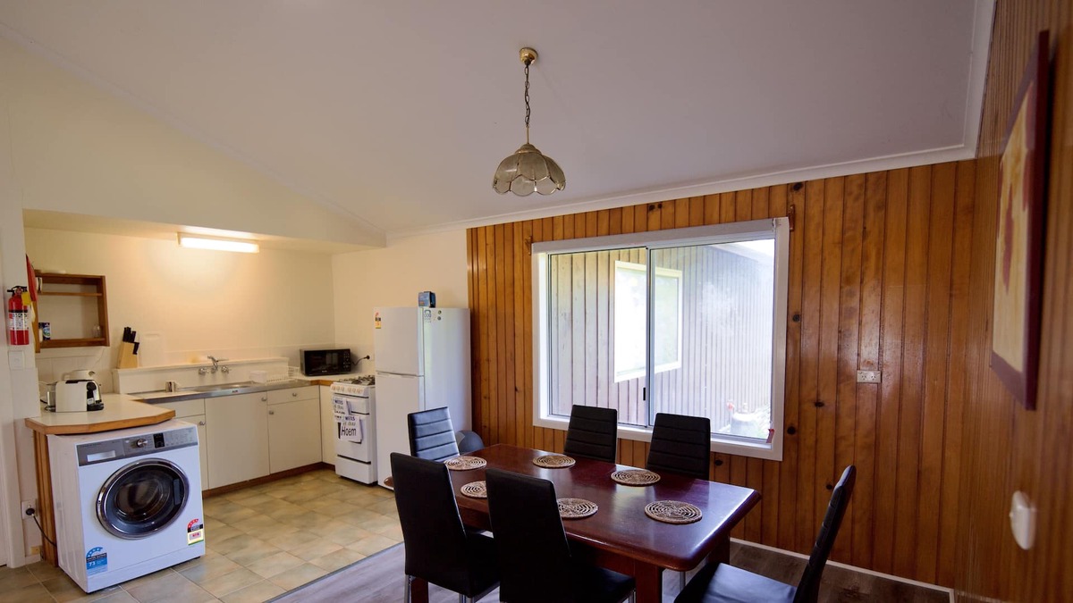 Burnt Pine Cottage | Cadel’s Cottage 5min walk to the supermarket & shopping, 4 minutes to the beach