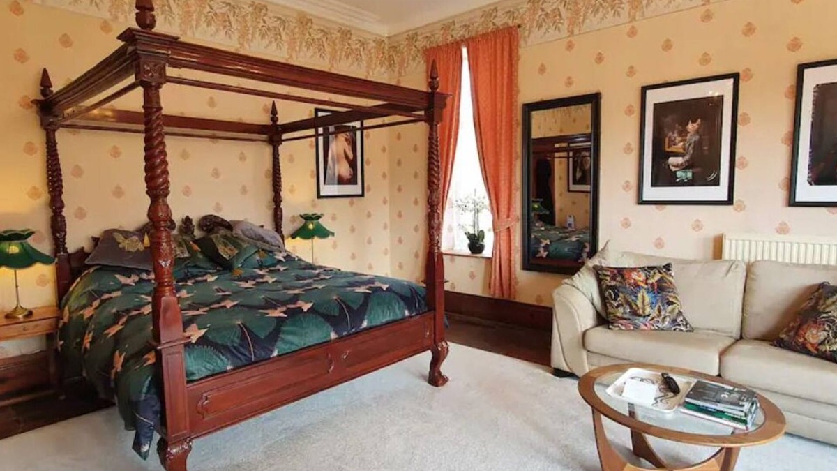Dolgellau Bed & Breakfast | Cader suite at PenYcoed Hall incl Luxury Hot Tub
