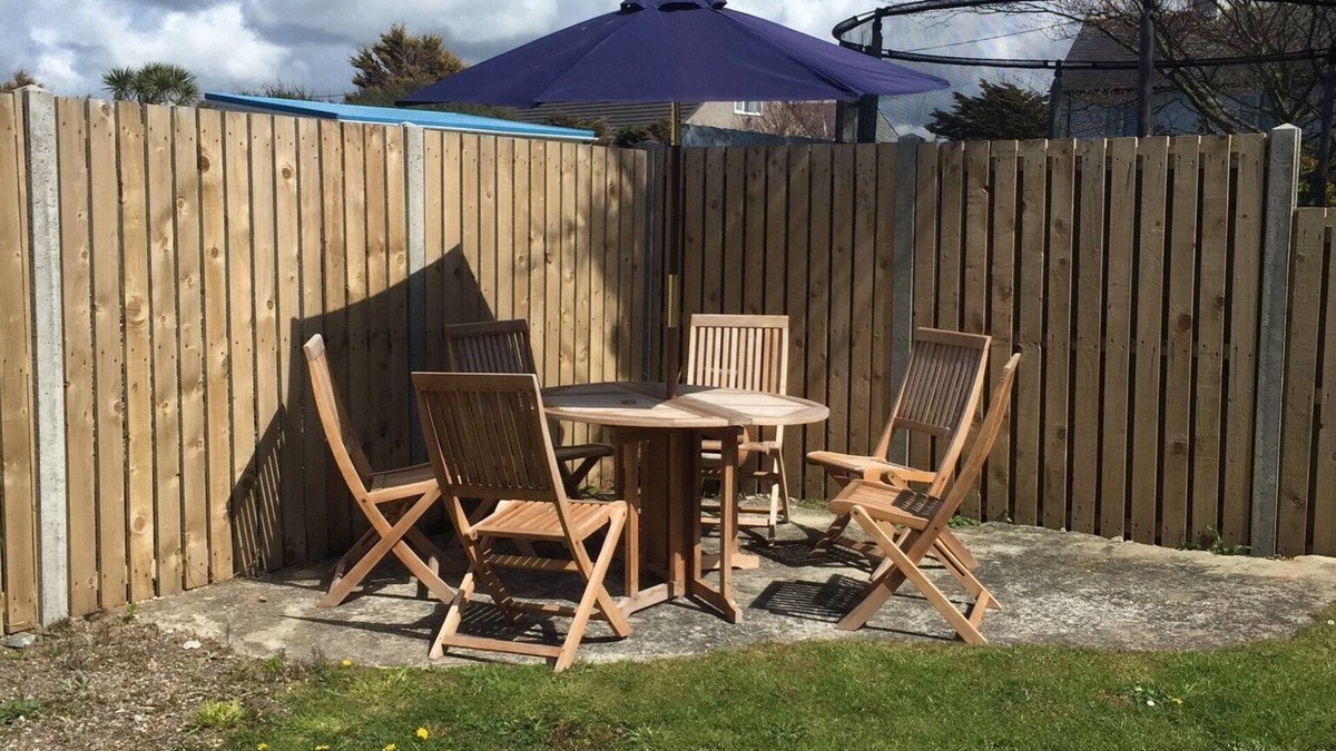 Rhosneigr House | Cae Cloc - Dog friendly house in central location 2 mins walk to beach