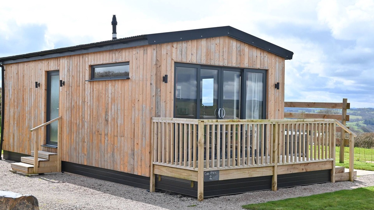Llanfair Caereinion Cottage | CAE DAFADD, romantic, with hot tub in Llanfair Caereinion