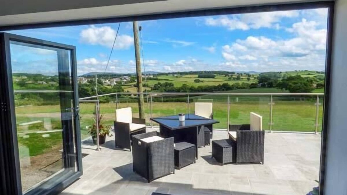 Llannefydd Cottage | CAEAU MAWR, family friendly, luxury holiday cottage in Henllan