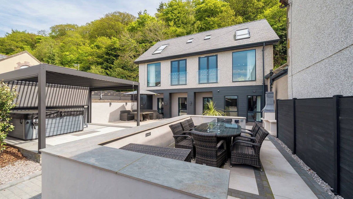 Talsarnau Cottage | CAERFFYNNON HOUSE, family friendly, with hot tub in Porthmadog