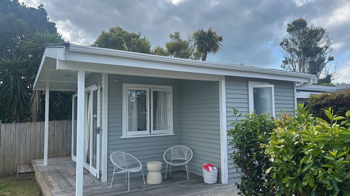 Oneroa Cottage | Caesars Cottage - 5 minutes walk from heart of Waiheke Island