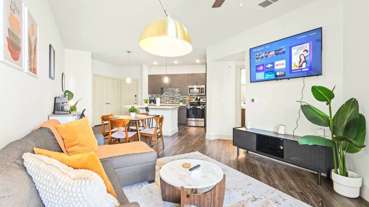 Vickery Meadow Apartment | Café Amor I Suite w/ Resort Amenities by Midtown