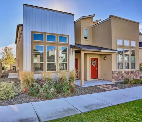 Meridian House | Cajun King Townhome, Village - 3 En-suite Bedrooms