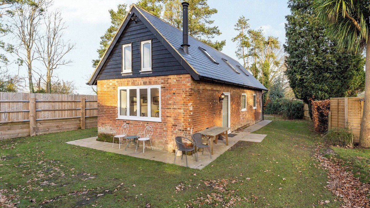 Battle Cottage | Caldbec House Stables - UK36599