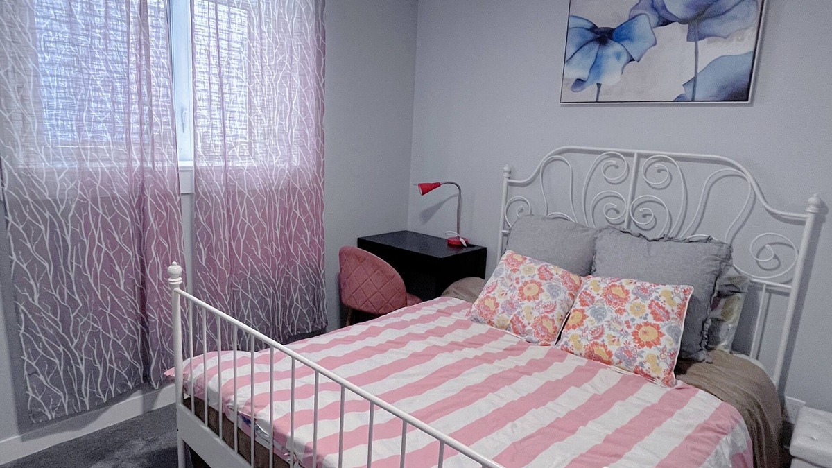 Citadel House | Calgary elegant single room &shared bathroom close LRT&free parking