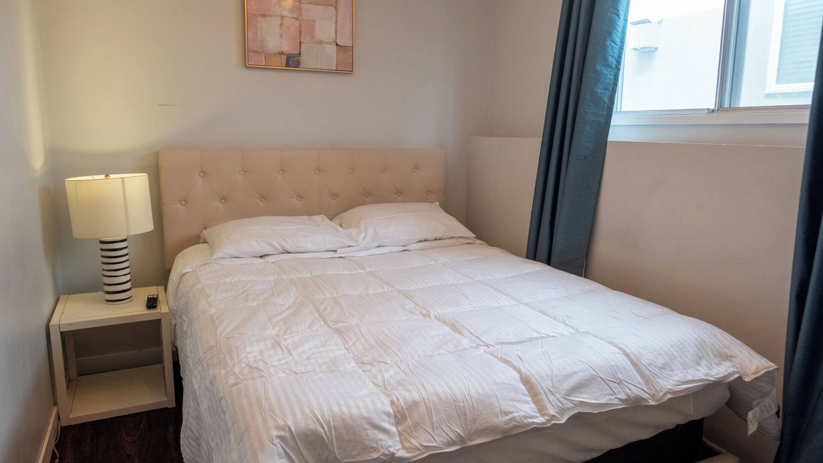 Sunnyside House | Calgary's Cozy Room Waterside Bi-Level lower level