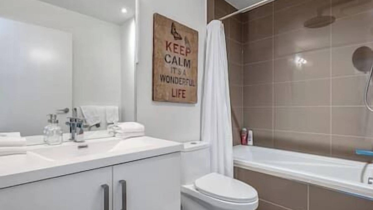 Connaught Apartment | Calgary Tower View | Central DT | Gym | Pool