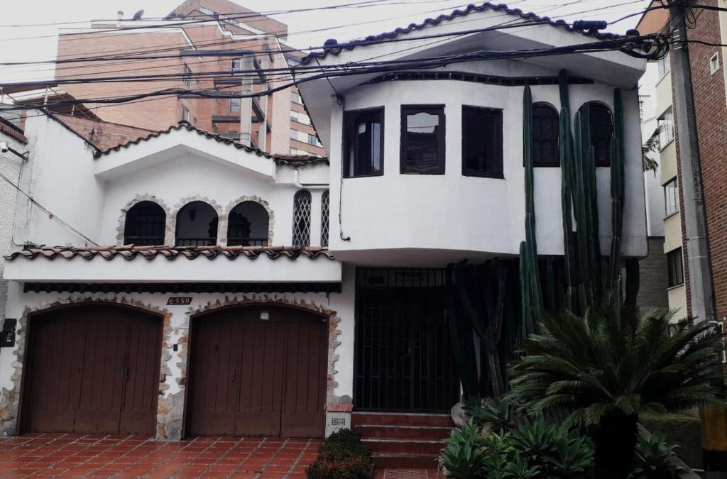 Laureles - Estadio House | Calibrí, La Casa Libre Del Río